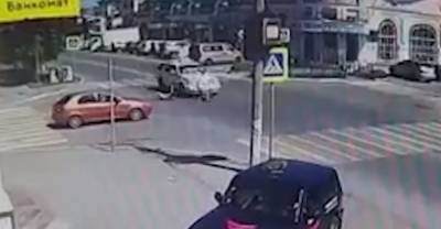 Машина свадебного кортежа сбила двух девочек на пешеходном переходе в Челябинской области