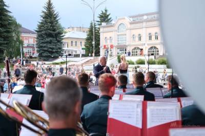 В День России для ельчан выступил военный оркестр Минобороны