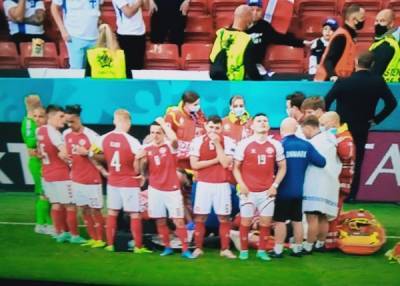 Игрока сборной Дании реанимируют на поле во время матча ЧЕ
