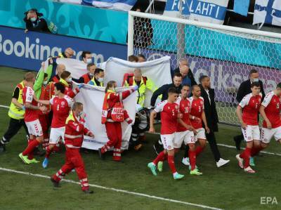 Во время матча Евро 2020 потерял сознание футболист сборной Дании, его унесли на носилках с поля