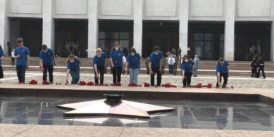 Участники "Большой перемены" и Герои Труда приняли участие в церемонии подъема государственного флага у стен Музея Победы