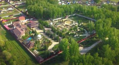 Усадьба с собственным парком за 220 млн рублей выставлена на продажу под Новосибирском