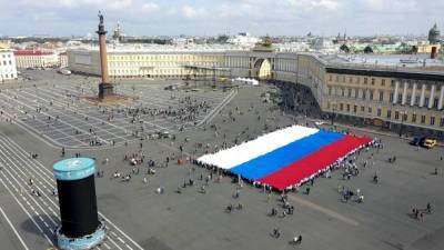 В центре Петербурга растянули огромный триколор в поддержку сборной России