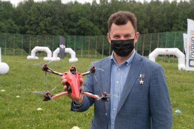 Роман Романенко запустил дрон с надписью «Россия — страна первых»