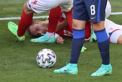 Медики стабилизировали состояние игрока Дании, потерявшего сознание во время матча на Евро-2020