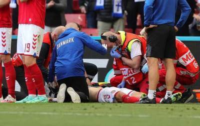 Футболист сборной Дании Эриксен потерял сознание в матче Евро с финнами: игру прервали