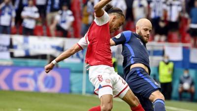 Прерванный после инцидента с футболистом Дании матч возобновят в 21:30