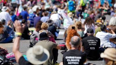 Тысячи активистов съехались в Корнуолл на акции протеста во время саммита G7