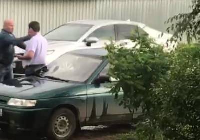 В Волжском водитель депутата-единоросса избил замдиректора детского центра