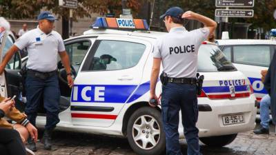 Бросивший муку в политика мужчина арестован во Франции