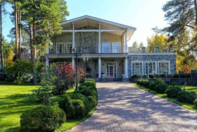 Дом за 155 миллионов рублей продают в элитном поселке в Новосибирске