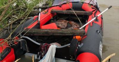 Фото с места обнаружения ребенка в лодке в Приморье