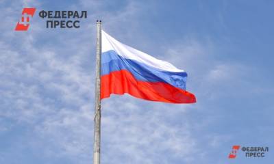 Герои Труда подняли российский флаг над Поклонной горой