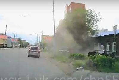 В Омске иномарка на улице Маяковского на большой скорости попала в аварию