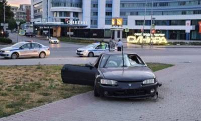 В Екатеринбурге водитель пролетел перекрёсток и сбил пешеходов на тротуаре