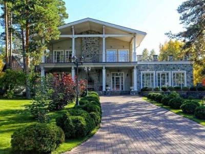 Дом за 155 млн рублей выставлен на продажу в элитном посёлке Новосибирска