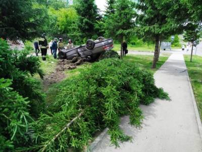 В Кемерове автомобиль сломал дерево и перевернулся