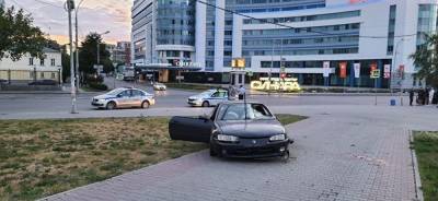 В Екатеринбурге пьяный водитель сбил двух пешеходов на тротуаре
