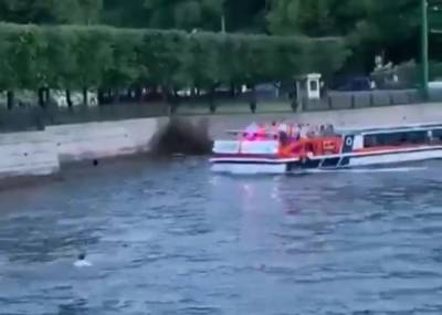 Житель Петербурга поплавал в Фонтанке, потом залез на катер