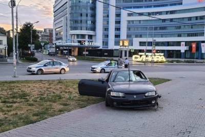 Ночью нетрезвый водитель допустил наезд на двух пешеходов в центре Екатеринбурга