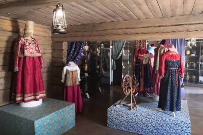Семь музеев России представили в Изборске коллекции народных костюмов