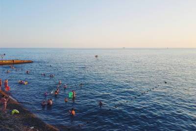 На Черноморском побережье аншлаг: купальный сезон открывать рано