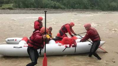 12-летний мальчик поскользнулся и упал в реку Черемош на Ивано-Франковщине. Спасатели подняли на берег тело ребенка, - ГСЧС
