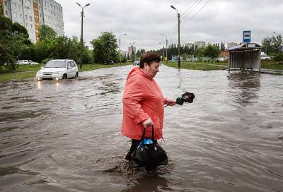 Ливни, грозы и ветер: погода испытывает россиян на прочность