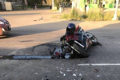 Фото: осколки усеяли дорогу после ДТП с мотоциклом в Разметелево – пилот в больнице