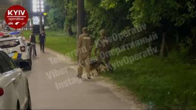 Труп голой женщины обнаружен в Киеве возле АЗС (видео)