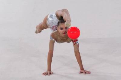 Дина Аверина выиграла золото чемпионата Европы по гимнастике в упражнении с обручем