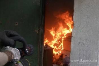 Из-за пожара на 1 этаже многоэтажки в Череповецком районе пришлось спасать ее жителей