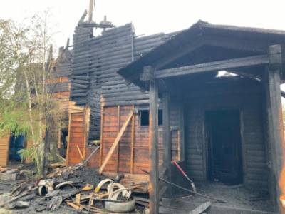 В Якутии три человека погибли при пожаре в частном доме