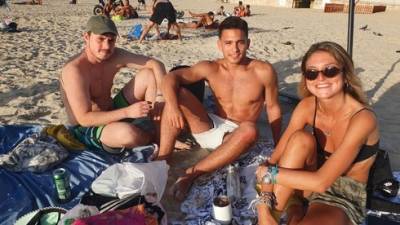 Как познакомиться с девушкой на пляже в Израиле: новые правила флирта