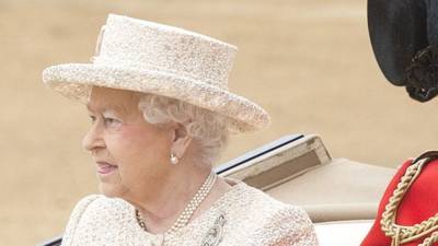 Елизавета II объяснила, почему на саммите G7 разрезала торт саблей