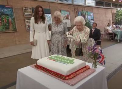 Королева Елизавета II использовала церемониальную саблю для нарезки торта на саммите G7: «Так необычнее»