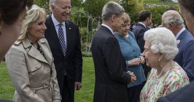 Байден нарушил королевский протокол во время встречи с Елизаветой II на саммите G7 (фото)