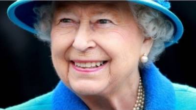 Британская королева показала необычный способ разрезать торт