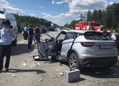 На Урале при столкновении двух машин четверо погибли и пять ранены