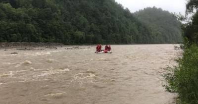 В Карпатах в реку упал школьник: тело нашли спасатели (ФОТО)