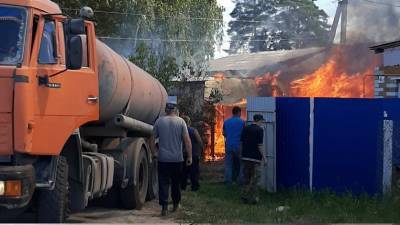 Водитель ассенизатора помогал тушить пожар в тюменской деревне