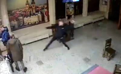 В Петрозаводске разыскивают человека, который напал на посетителя бара