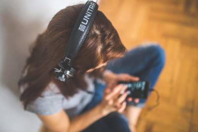 Нейробиолог Майкл Скаллин рассказал, что прослушивание музыки перед сном ухудшает его качество
