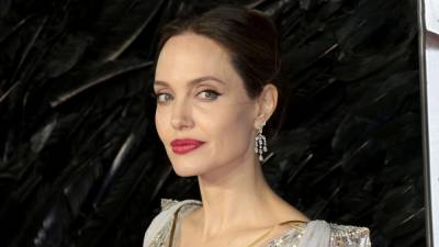 Анджелина Джоли разжигает слухи о романе с бывшим