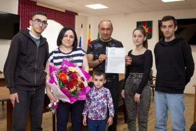 Многодетной семье из Тверской области помогли приобрести жилье