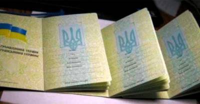 У украинцев собираются забирать бумажные паспорта: зачем это нужно