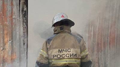 Двадцать человек тушили крышу жилого дома в Вольске