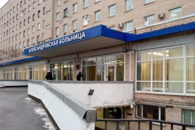 Петербуржцы сообщили об очереди скорых перед Александровской больницей