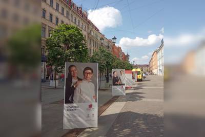 Работающим в красных зонах врачам посвятили фотовыставку в центре Петербурга