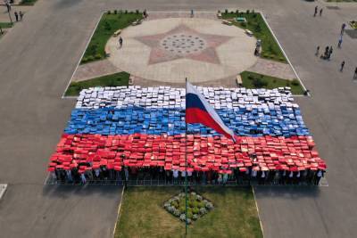 Более 1 200 нижегородцев создали изображения триколора и числа «800» в Парке Победы